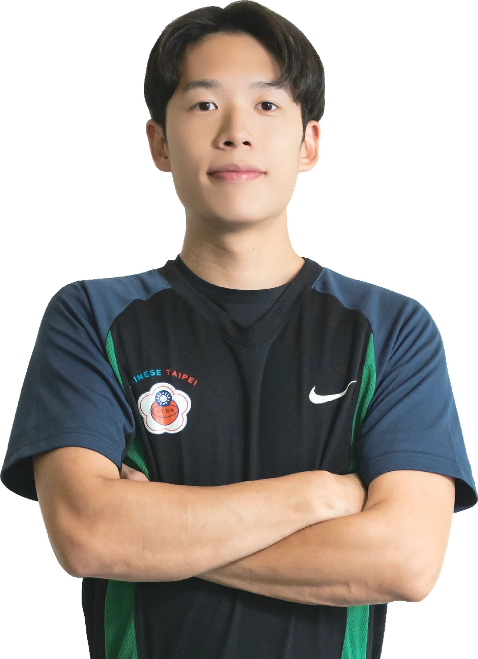 林猷青穿著運動服，雙手交叉站立的競選肖像